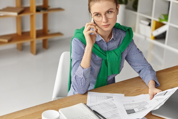 beautiful-woman-dressed-formally-office-with-phone_273609-4590