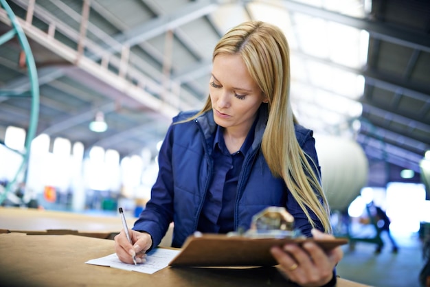 business-people-writing-reading-with-inventory-checklist-clipboard-storage-supply-chain-warehouse-female-person-employee-with-documents-paperwork-distribution-factory_590464-330849