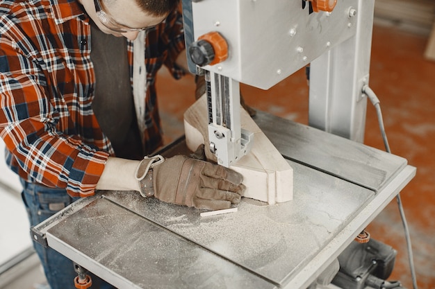 craftsman-using-circular-saw_1157-45894