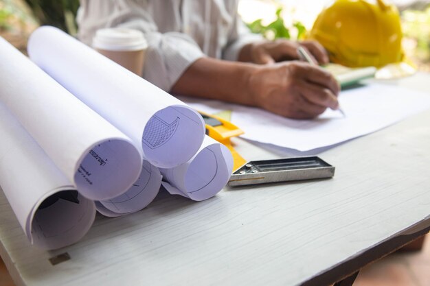 midsection-man-working-table_38358-158