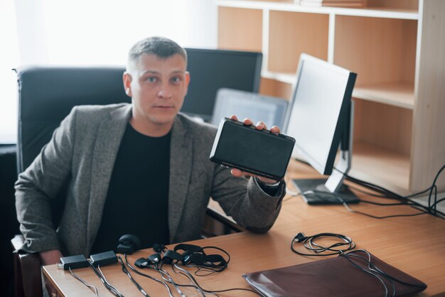 showing-device-polygraph-examiner-works-office-with-his-lie-detector-s-equipment_146671-17235