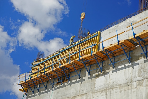 worker-checking-structure_1122-1522